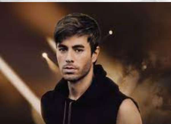 Enrique Iglesias Posts Video of Loving Kisses from Fan at Las Vegas Performance