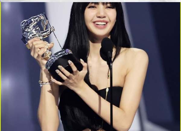 Jisoo and Jennie of BLACKPINK recalled a moment during Lisas VMA victory that they hadnt anticipated, but it was a welcome surprise.
