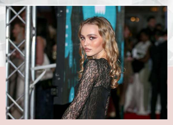 Lily-Rose Depp discusses her special upbringing as the child of well-known parents.