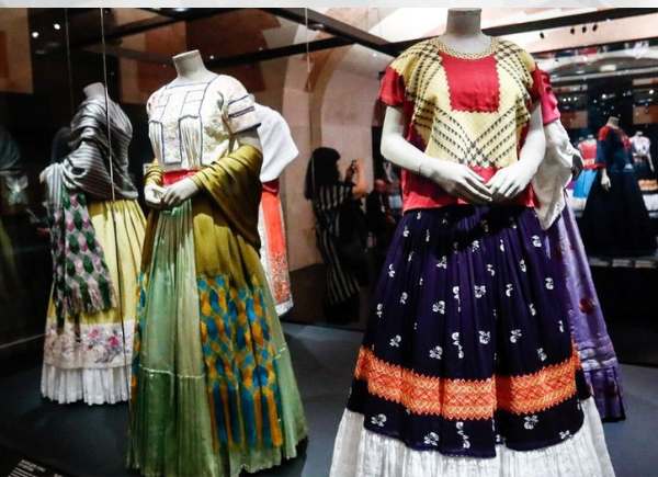 The Paris Fashion Museum features a previously unseen version of Frida Kahlo.