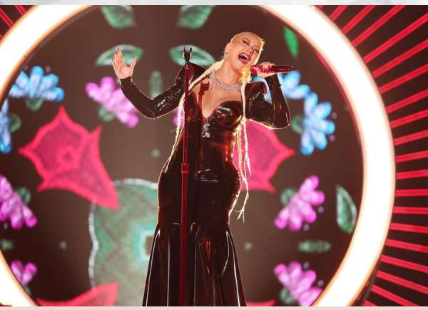 With No Es Que Te Extrae, Christina Aguilera broadens her repertoire in Latin music and pays tribute to her Ecuadorian heritage.